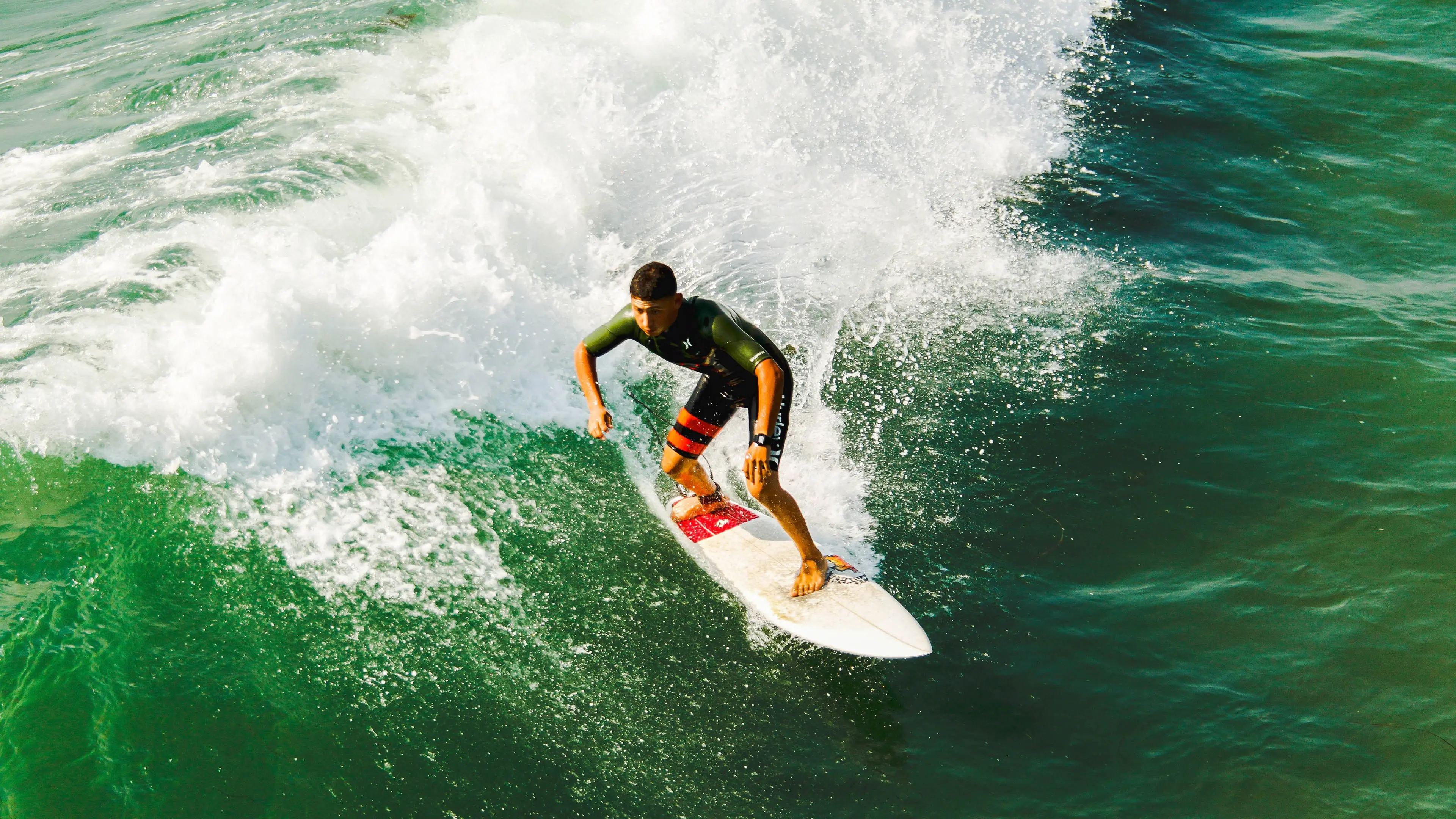 西甲比赛，教练详解中场控制与攻击策略的关系，中场如何防守